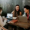 Comment le test timed up and go transforme l’évaluation de l’équilibre dans les biotechnologies du vieillissement